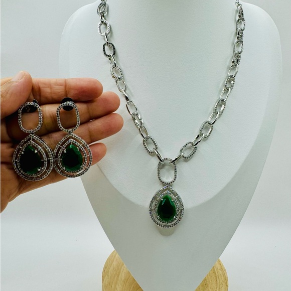 Hand Crafted Cubic Zirconia Light Weight Necklace - Picture 2 of 4